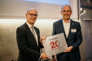 Na oslav 20 let strategickho partnerstv nastnili strategii MVV Energie CZ do roku 2030 pedseda pedstavenstva Jrg Ldorf (vlevo) a Ralf Klpfer, pedseda dozor rady.