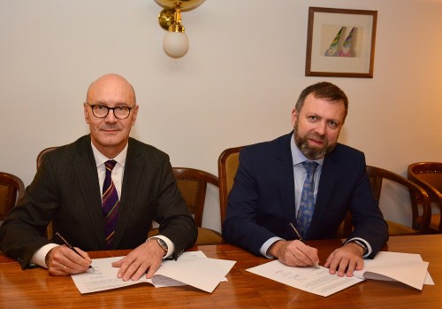 Předseda představenstva MVV Jörg Lüdorf a starosta Uherského Hradiště Stanislav Blaha podepsali memorandum o porozumění