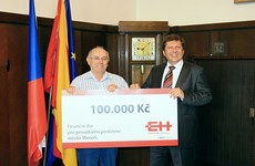 Předávání šeku v Mimoni, 7. září 2010. Na fotografii pan starosta František Kaiser a Ing. Bohumír Fíla, předseda představenstva ENERGIE Holding.